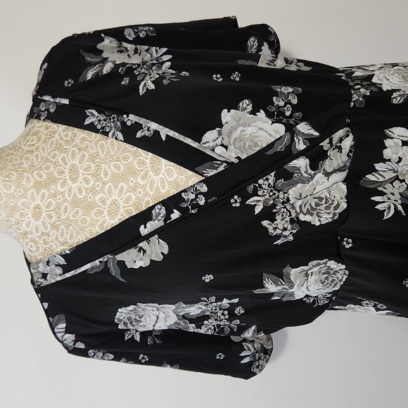 Torrid Black Floral Print Baby Doll Surplice Short Sleeve Women's Top Size 1 - Picture 3 of 15